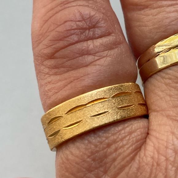 Brushed Gold Tone Vintage Ring Band Size 7 - Picture 2 of 2